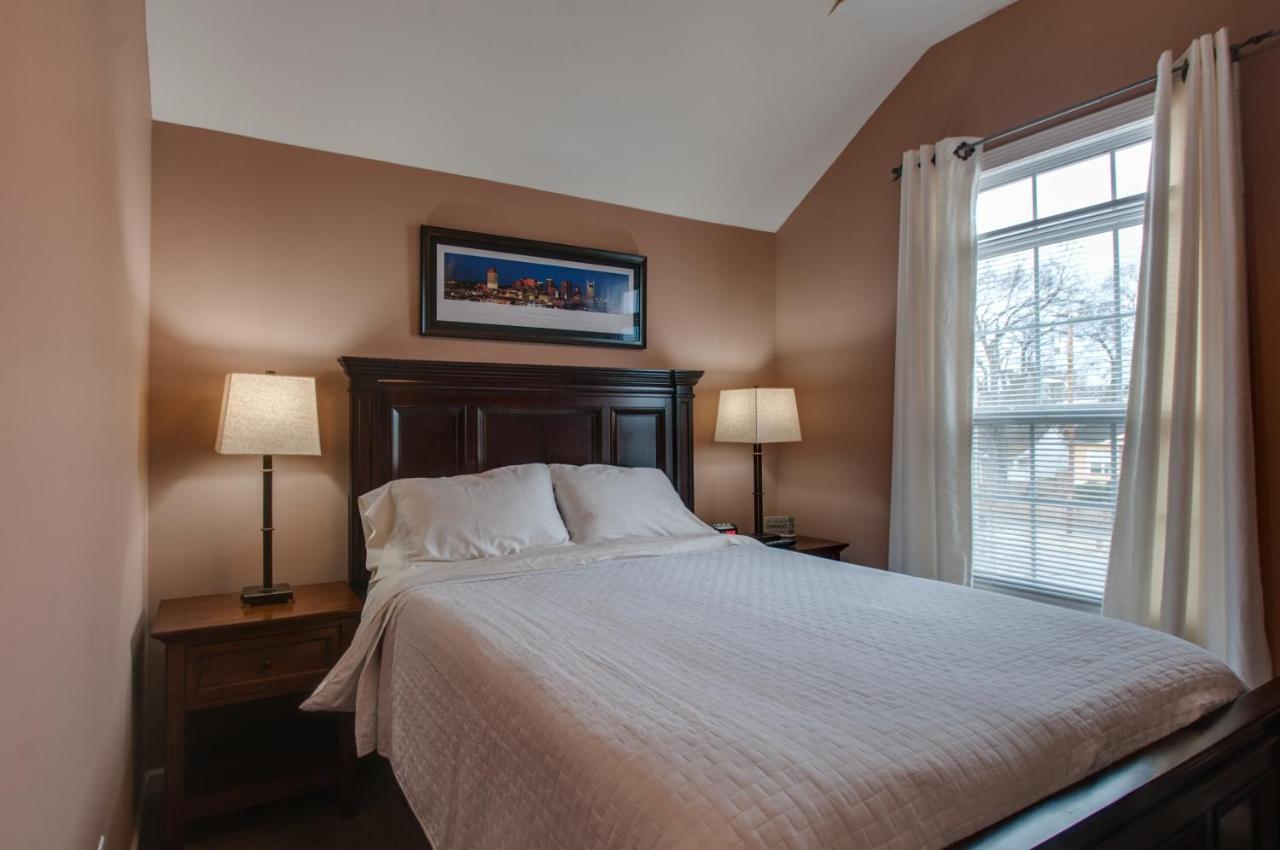 Vacation Home 5 Mins To Down Town 2 Bedrooms 2 Baths Garden Area Hot Tub Nashville Bagian luar foto